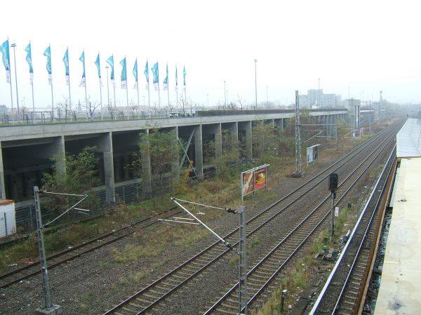 Die Halle von außen: Man sieht fast nichts, alles unter der Erde
